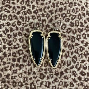 KENDRA SCOTT Skylar Arrowhead earring in black
